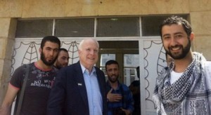 Le chef républicain américain John McCain faisant un selfie avec des combattants islamistes syriens en 2013, dont plusieurs ont rejoint depuis l'EI (l'Etat islamique)